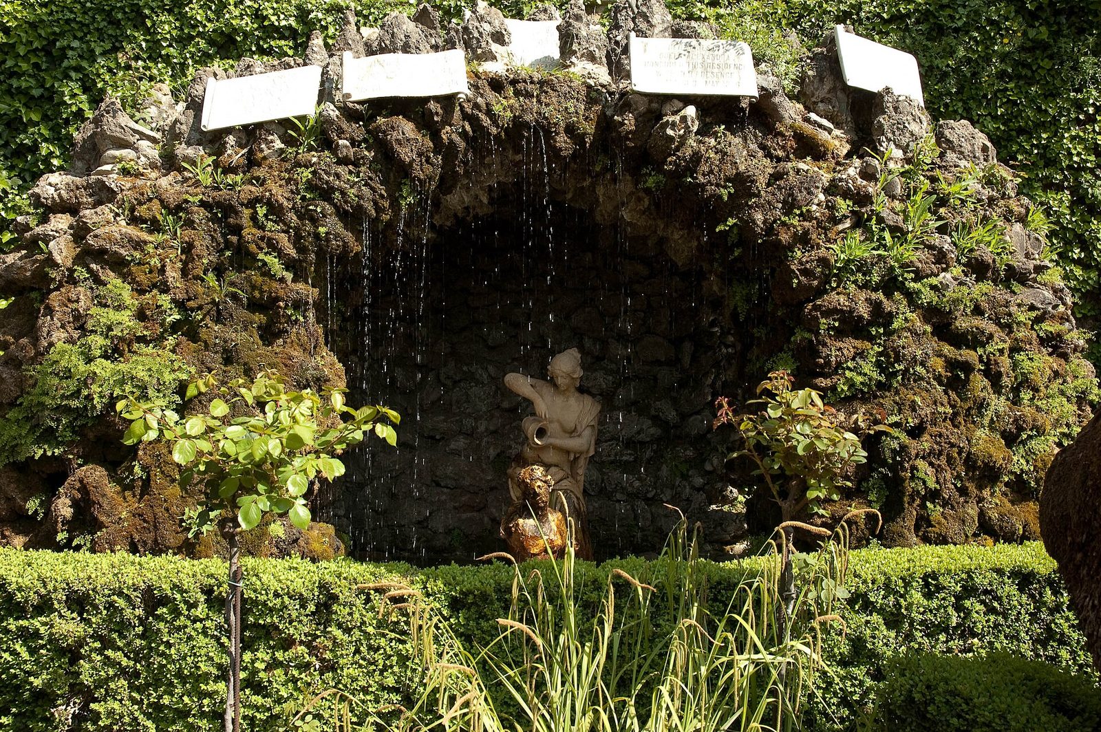 Fuente y vegetación en los jardines exteriores del Carmen de los Mártires
