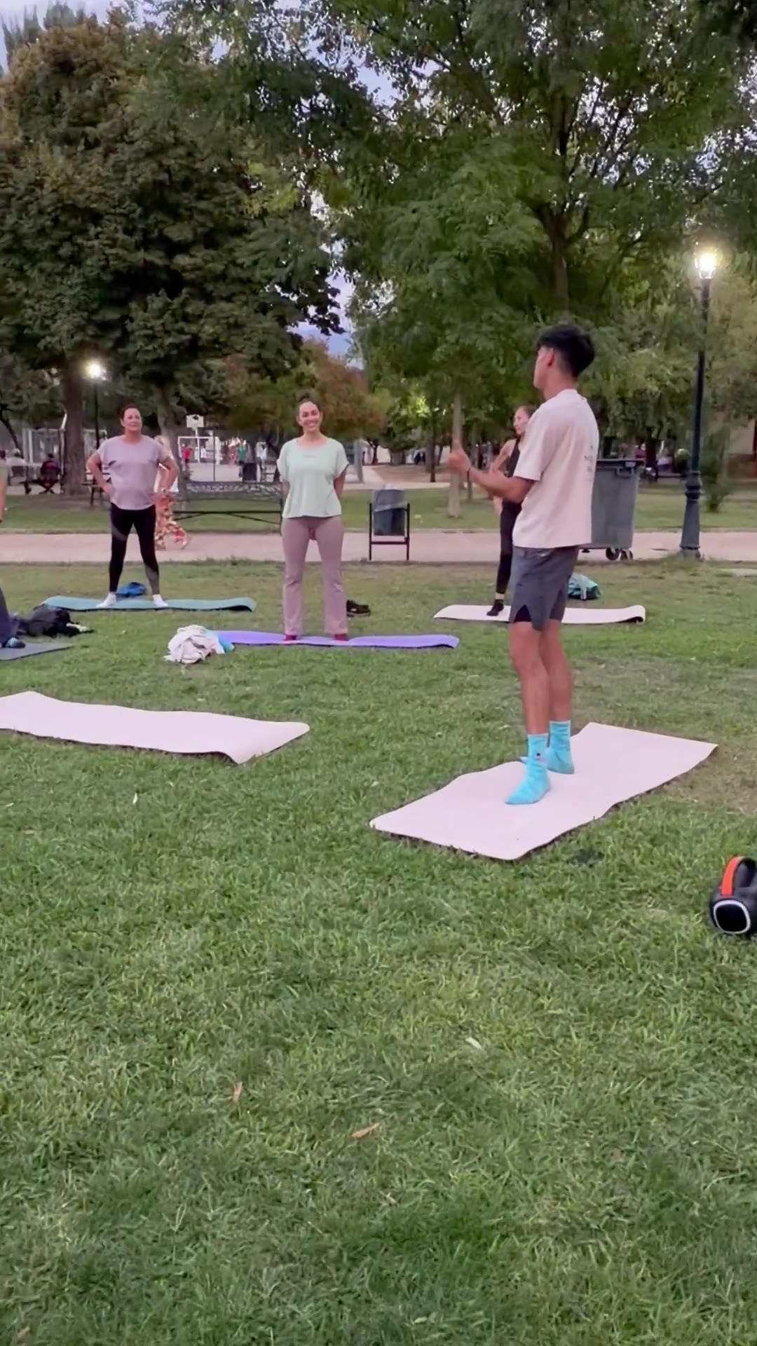 Sesión de Body Balance sobre el césped de un parque de Armilla