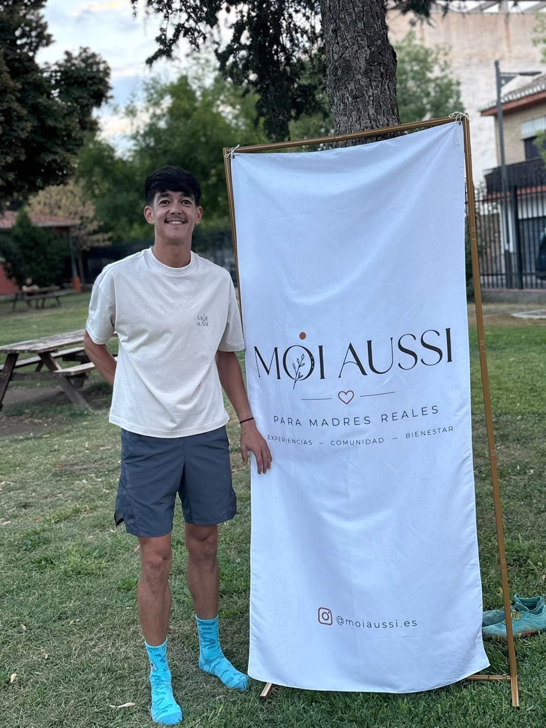 Juan Manzano junto a la lona de MOI AUSSI en el parque