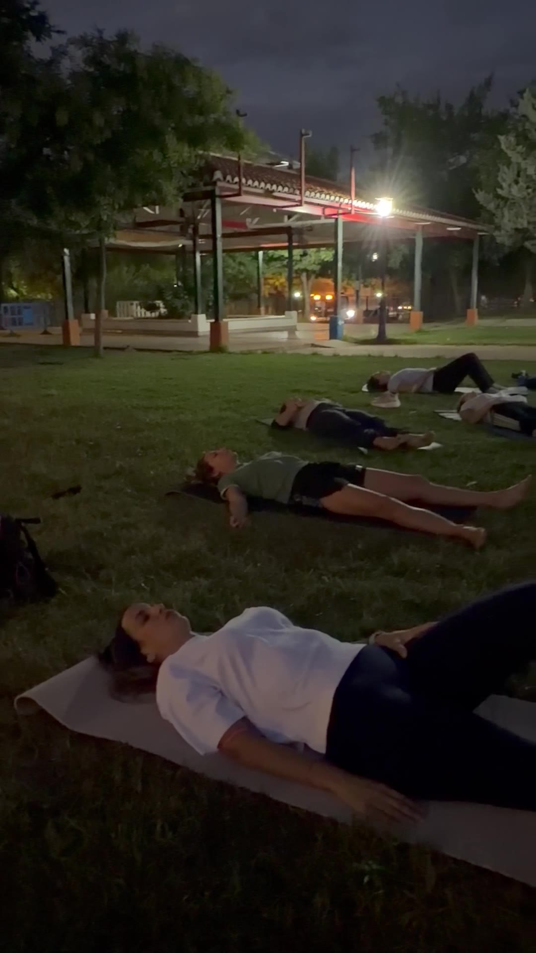 Participantes tumbadas en sus esterillas durante la relajación final