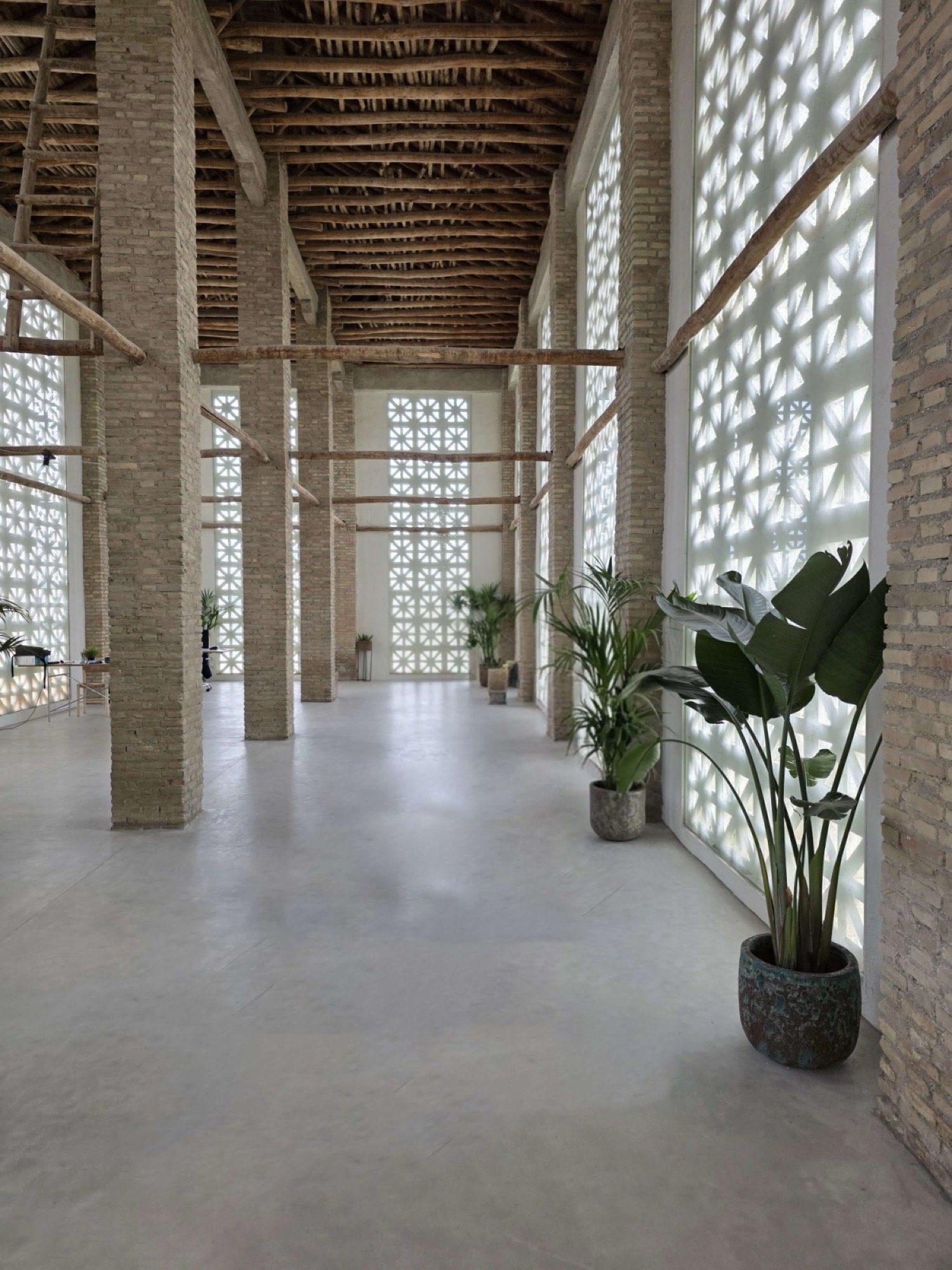 Sala del Cortijo de la Seda con celosías y luz natural