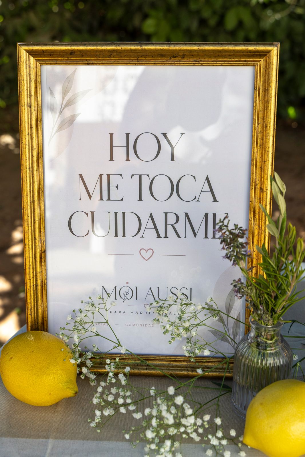 Cartel de MOI AUSSI que dice «Hoy me toca cuidarme», con limones y flores
