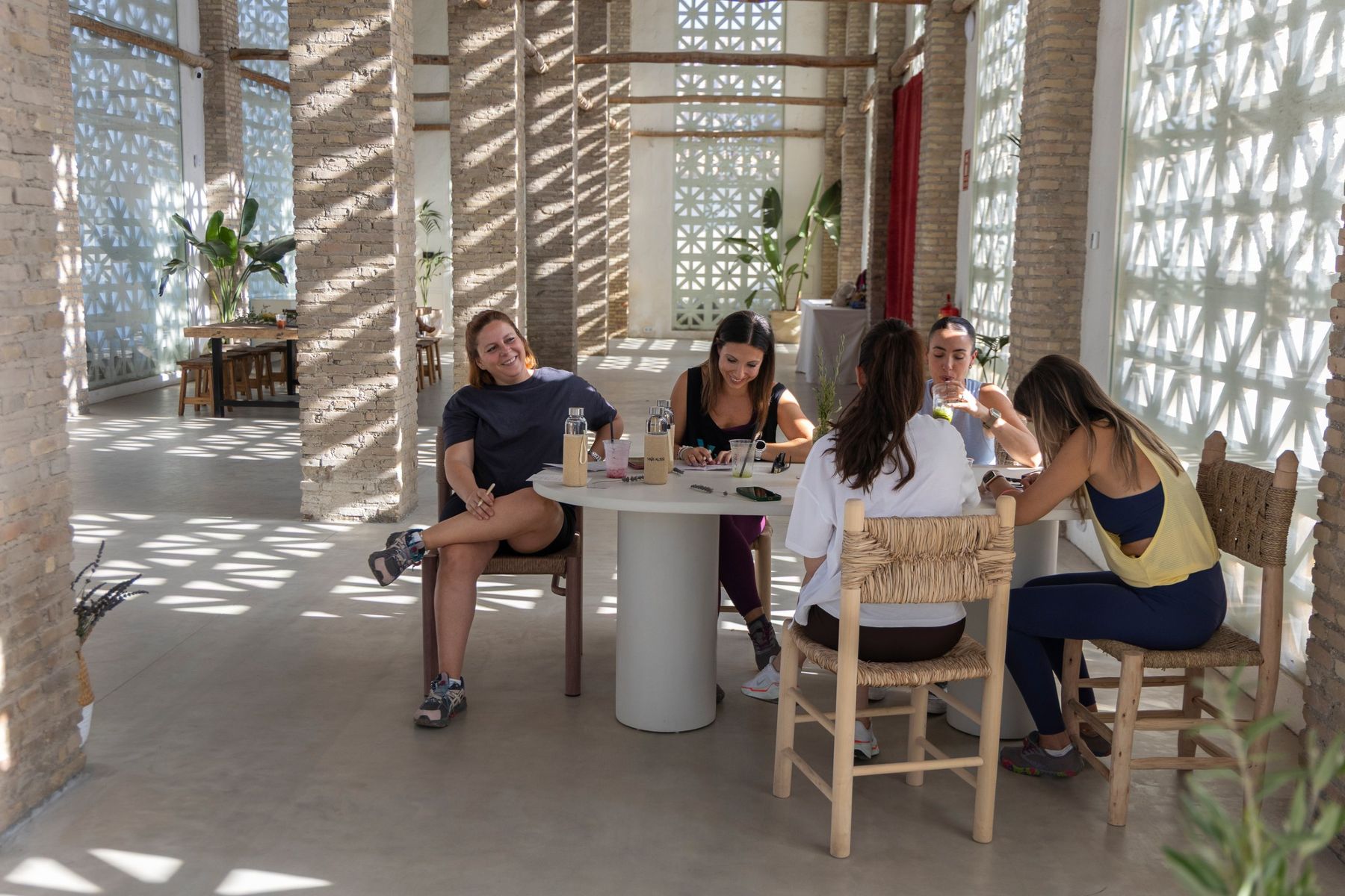 Mujeres conversando alrededor de una mesa en la primera experiencia MOI AUSSI